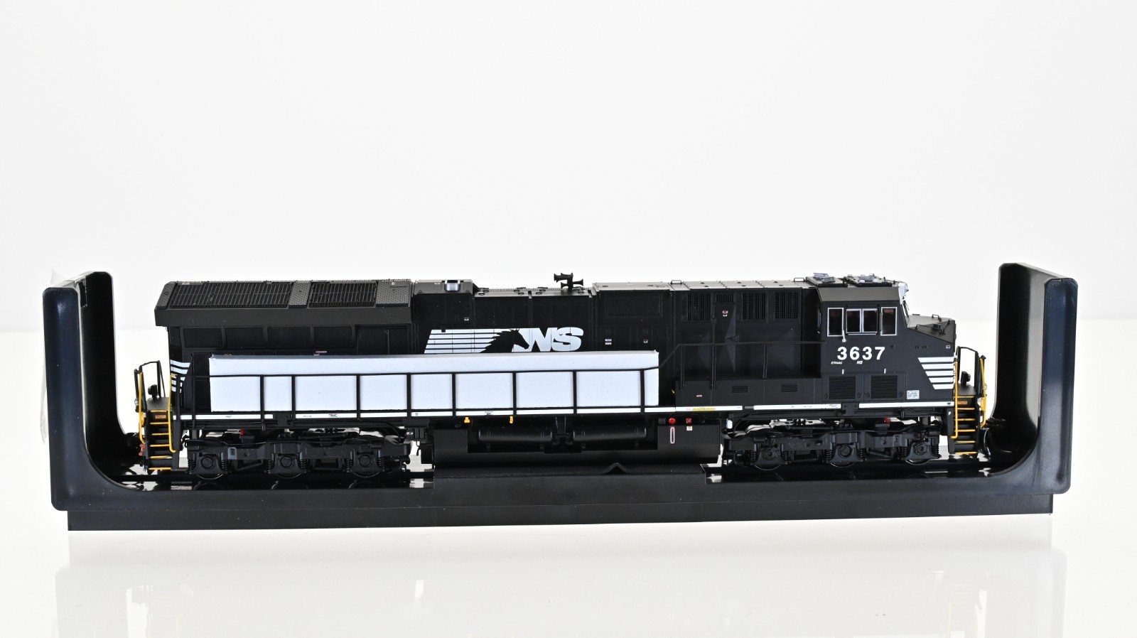 InterMountain ET44AC Norfolk Southern 3637 DCC w/Sound HO scale