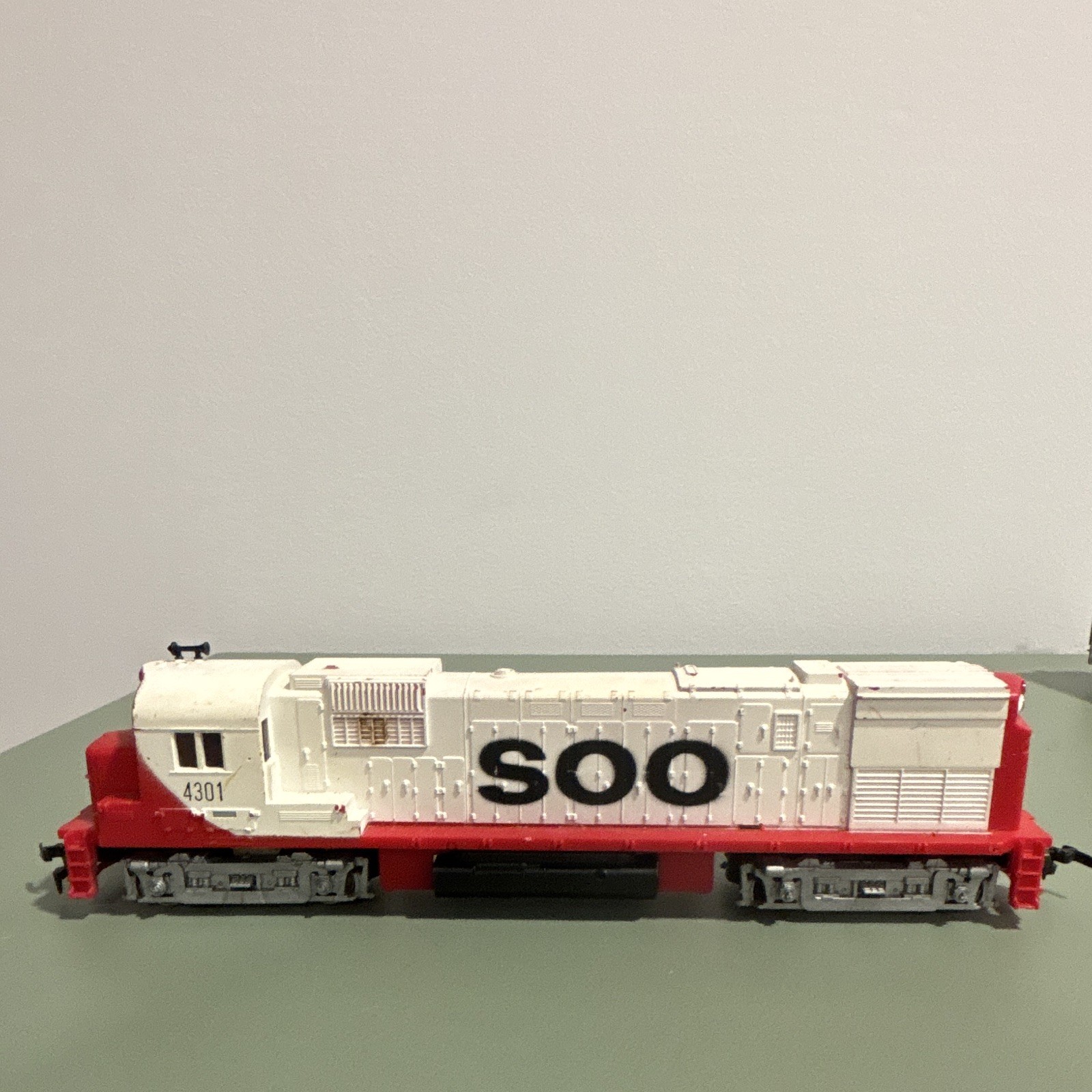 Mantua Soo Line HO Scale Diesel Locomotive 4301, Box Car, & Caboose 21 Red/White