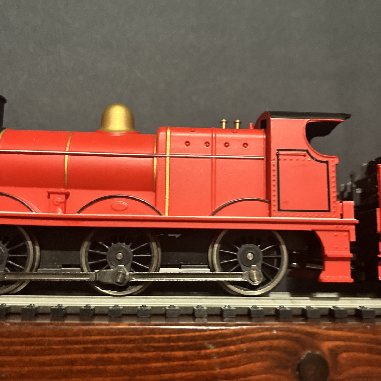 RARE OO Hornby R852 Thomas & Friends James The Red Engine – WORKS (READ)