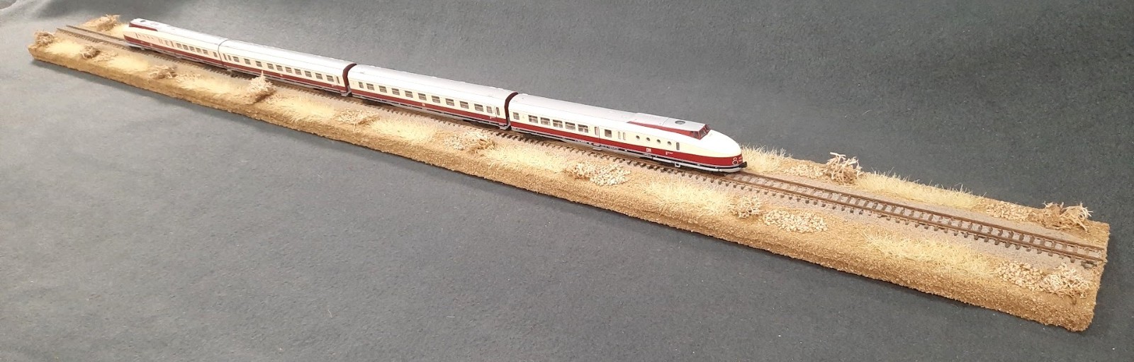 N SCALE 36″ – “DESERT SCENE ” DISPLAY DIORAMA– FOR ANY N SCALE TRAINS