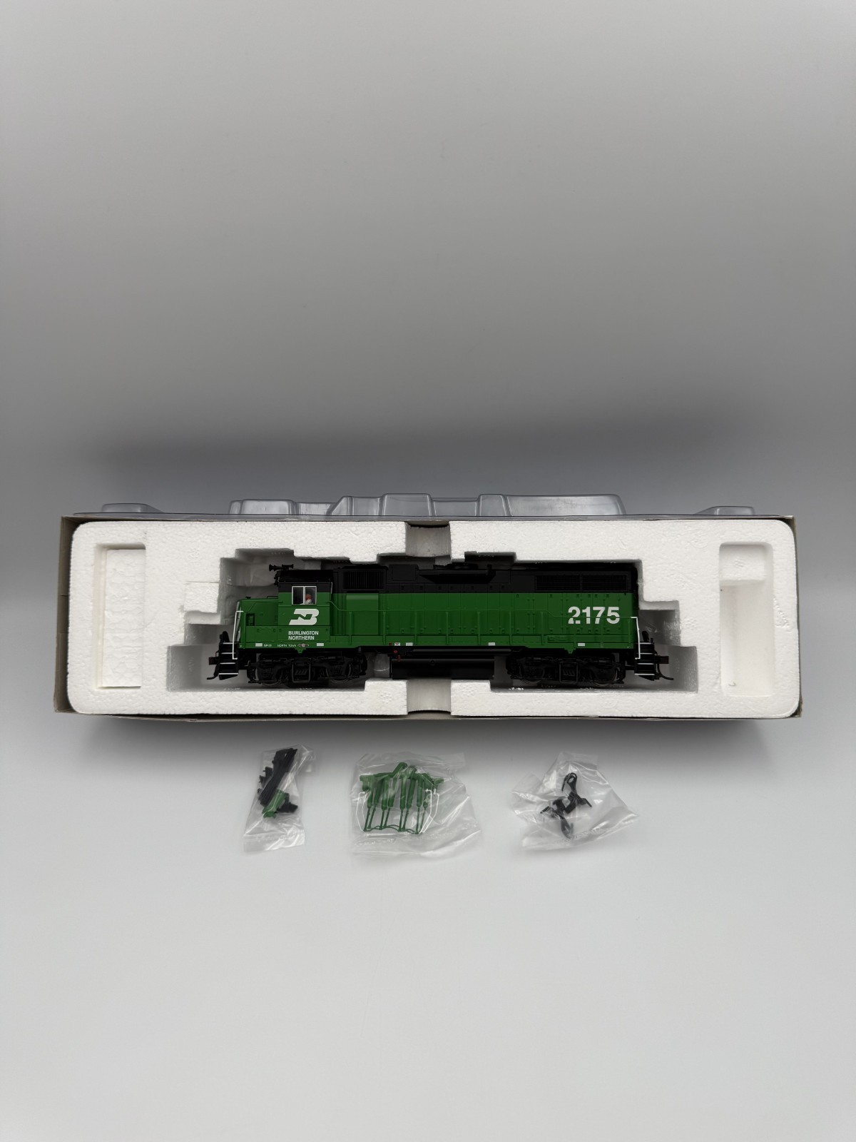 HO Atlas Classic 8954 GP38 Burlington Northern #2175. DC/DCC Decoder. TRO. IOB.