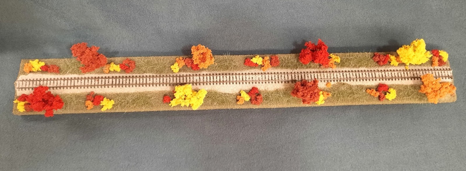 N SCALE 24″ DISPLAY DIORAMA – “FALL FOLIAGE SCENE” FOR ANY N SCALE TRAINS