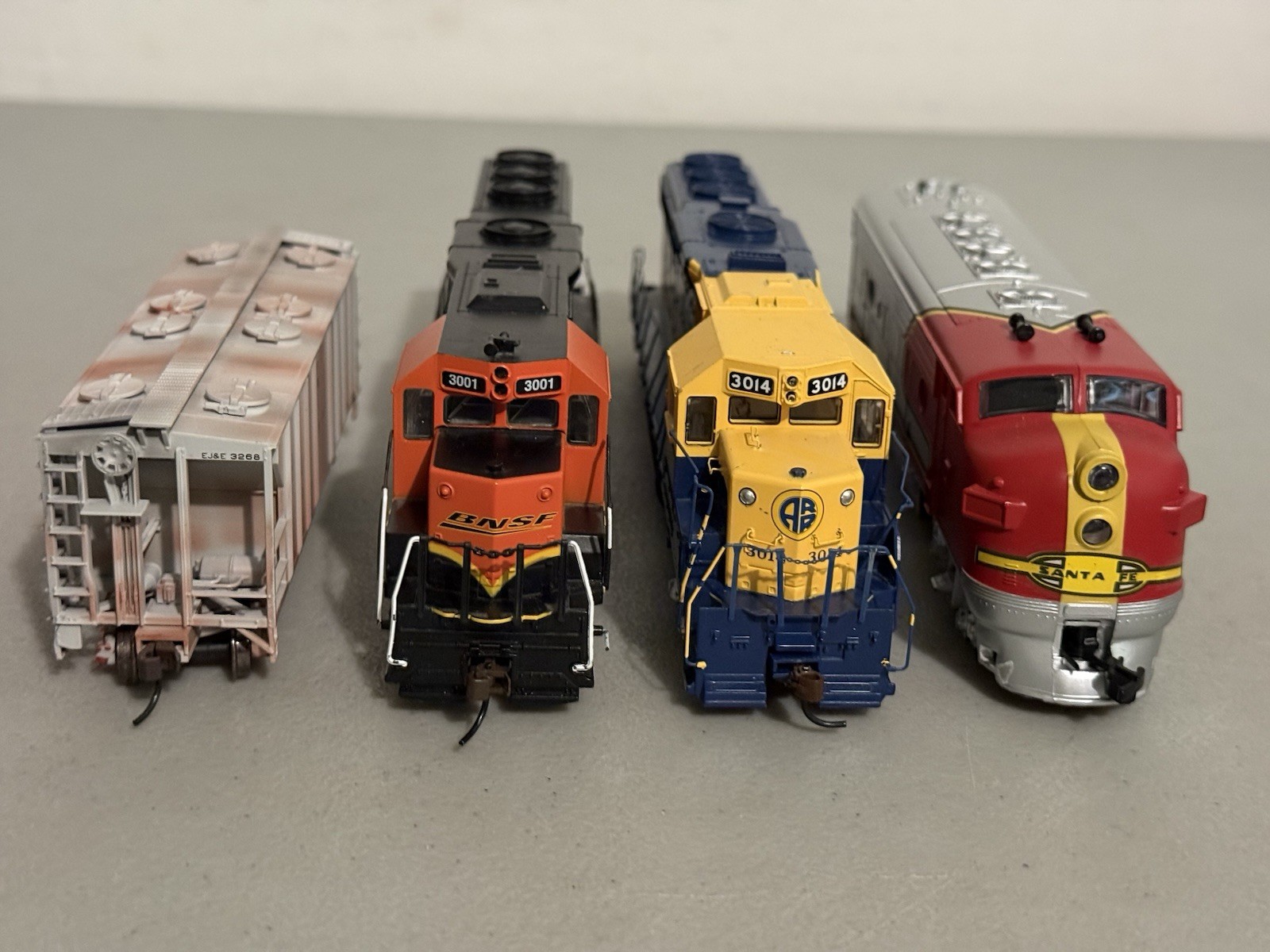 Bachmann HO Lot BNSF #3001 Alaska 3014 Santa Fe Engine EJ&J Box Car TESTED WORKS