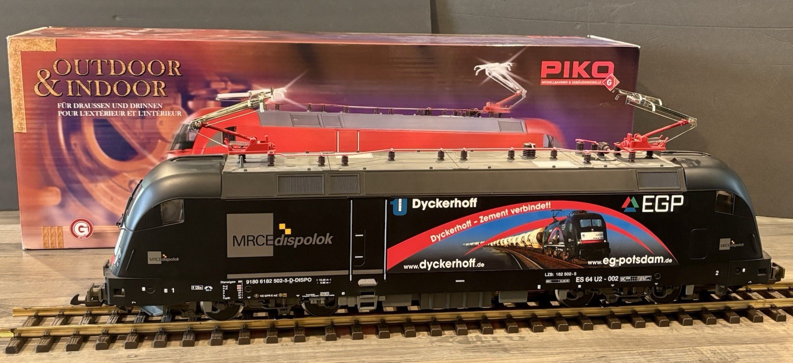 Piko E-Lok Taurus MRCE Dispolok with EGP 37422 & 2 No. 5803AW Passenger Cars