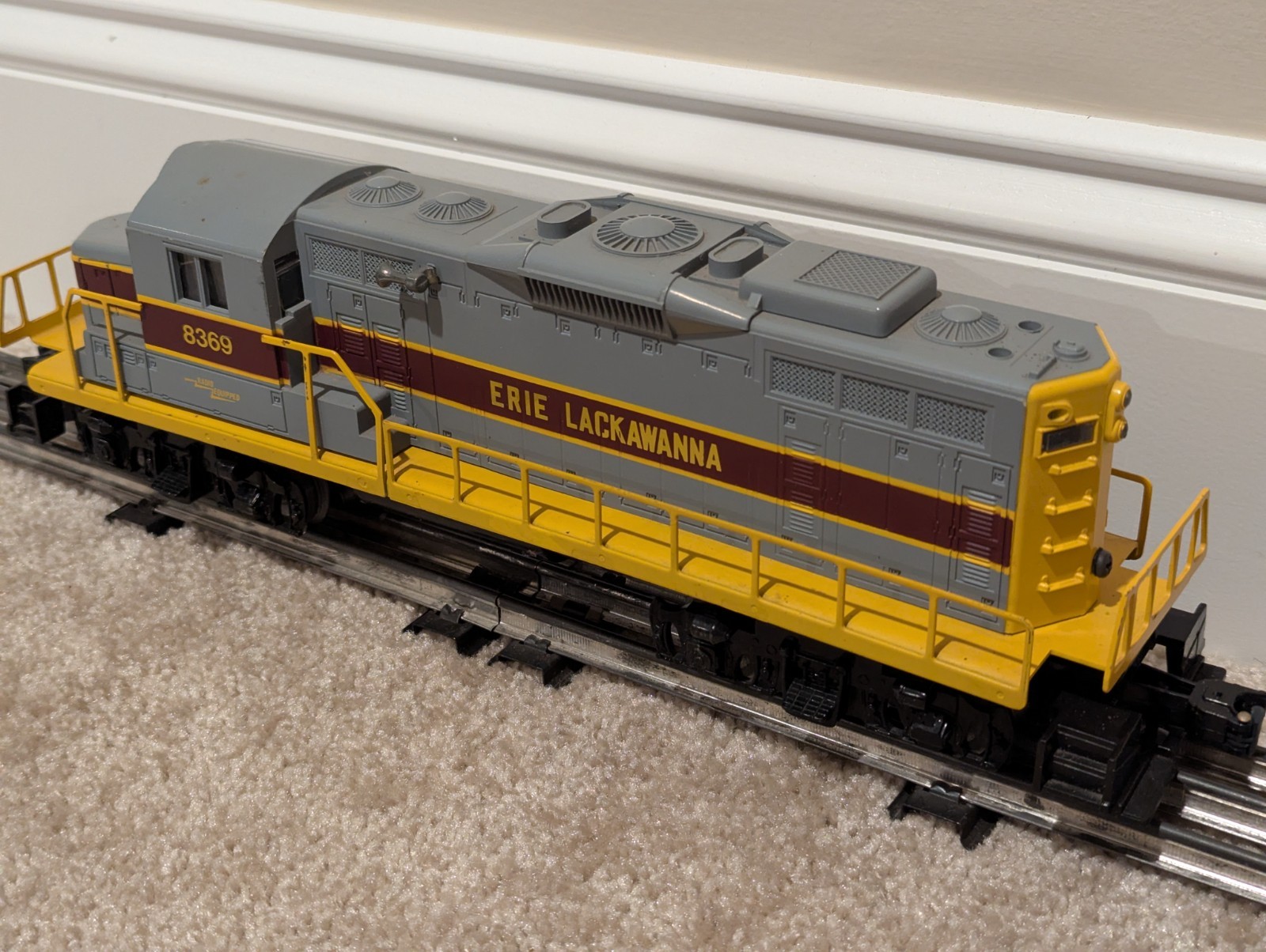 Lionel 6‑8369 Erie Lackawanna GP‑20 Diesel Locomotive – Good Condition – w/Box