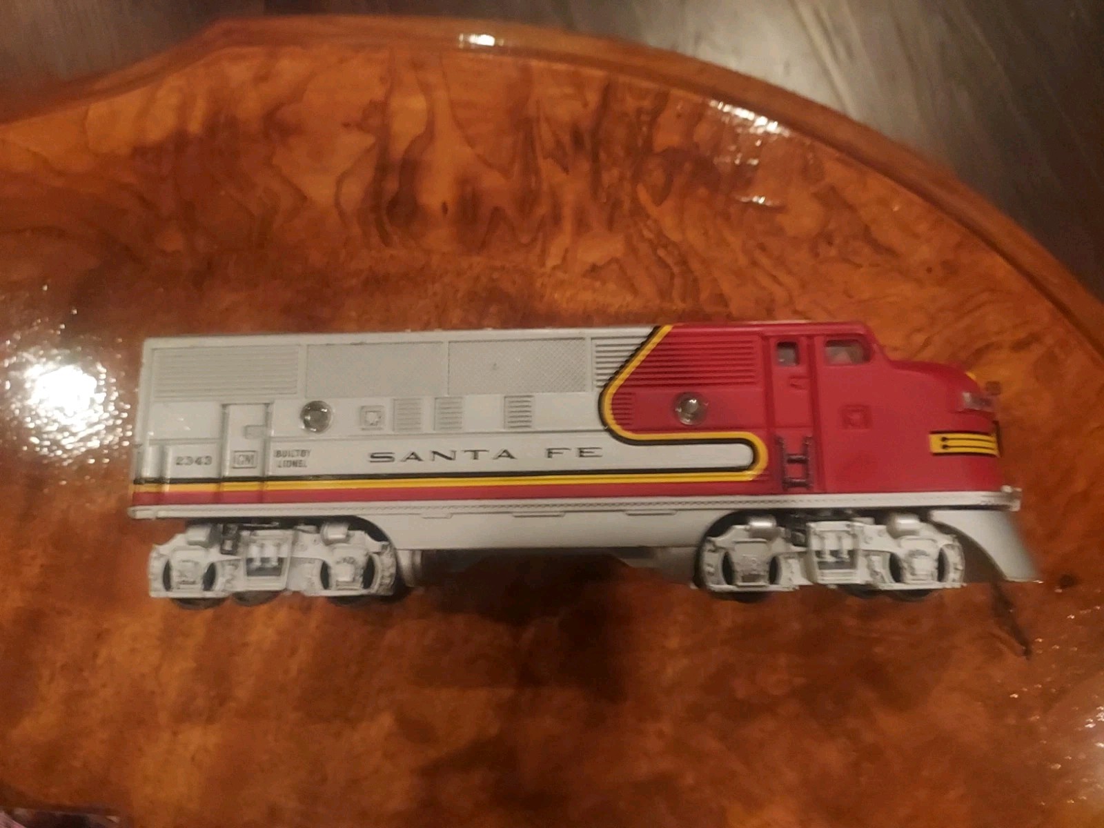 Lionel Santa Fe 2343 LT07987 Silver & Red Toy Train Locomotive Battery Operated