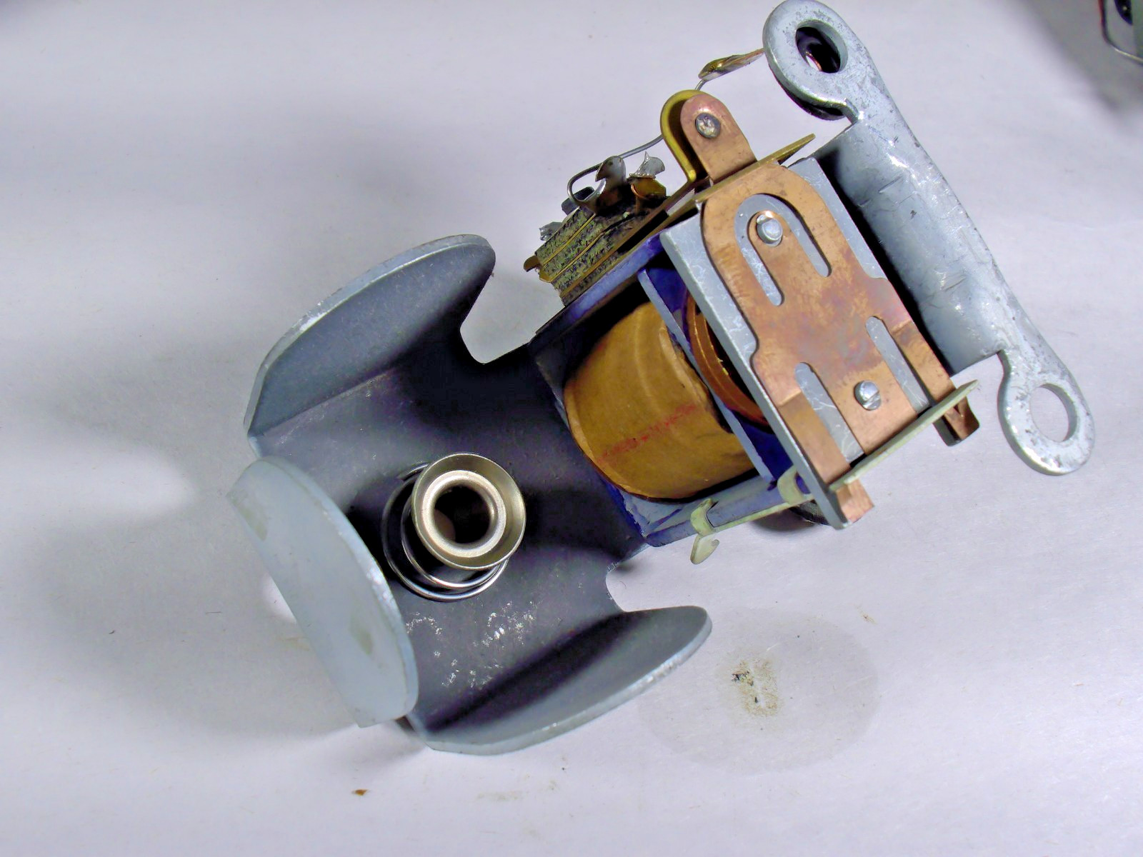 Vintage Original Lionel battery bracket &relay for single motor F3 Diesels 2243