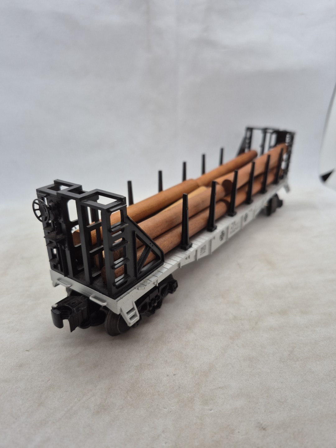 Lionel O Gauge ATSF #94283 Bulhead FLatcar w/Removable Stakes + Logs