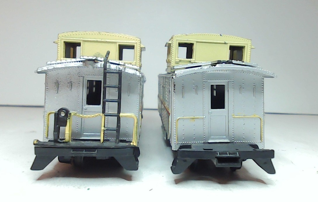 Hand-painted AHM HO RS-2 Diesel Locomotive, 2 Cabooses – Roco, Unbranded (DL076)