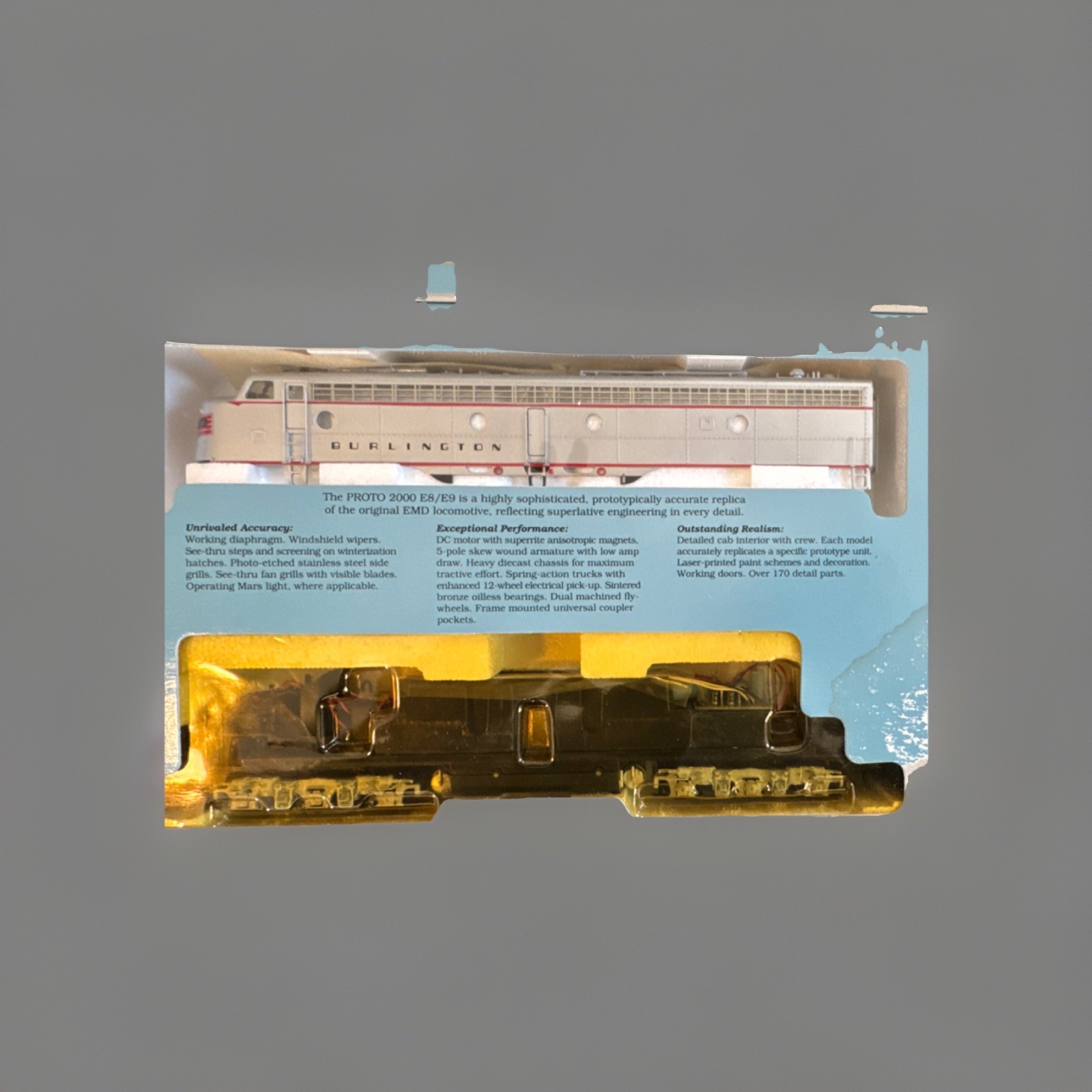 PROTO 2000 HO 1:87 E8/9 Diesel Locomotive Burlington Silver Red DC Light NIB