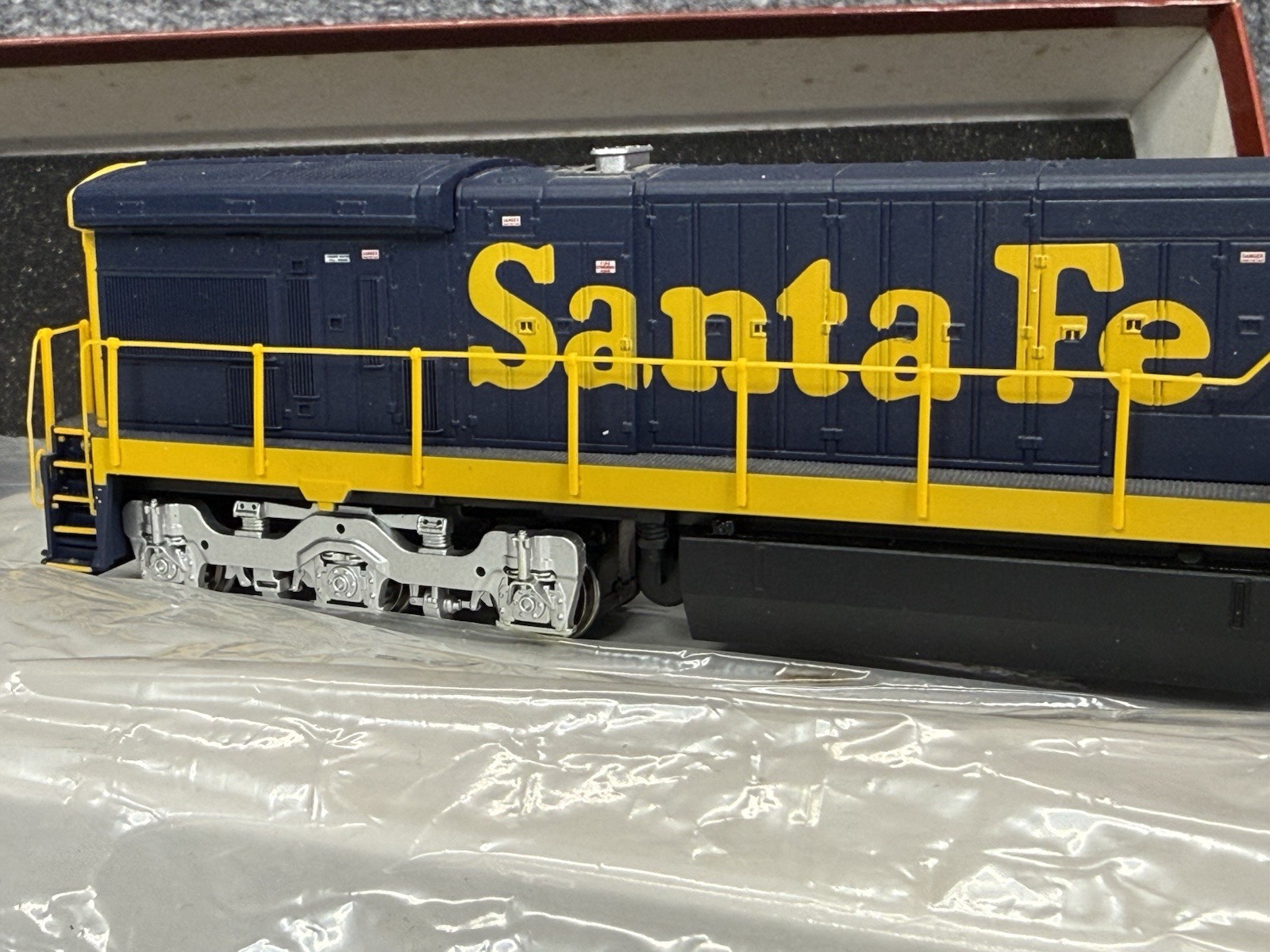 HO BLI Paragon 2 sound DC/DCC GE C30-7 ATSF #8012 Santa Fe Warbonnet blue/yellow