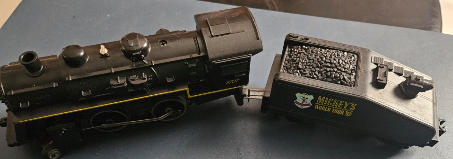 Lionel Train Engine #8707 & Tender from 1992 Disney Mickeys World Tour Trains