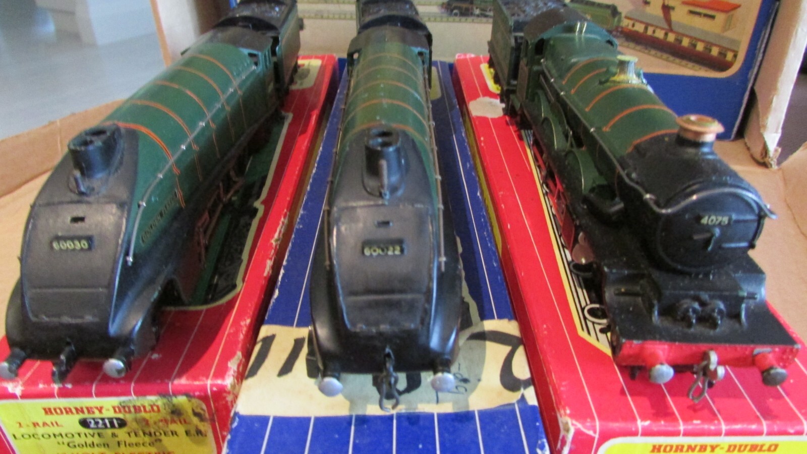 Hornby Dublo 3211 Mallard (2 Rail), 2221 Cardiff Castle, 2211 Golden Fleece.