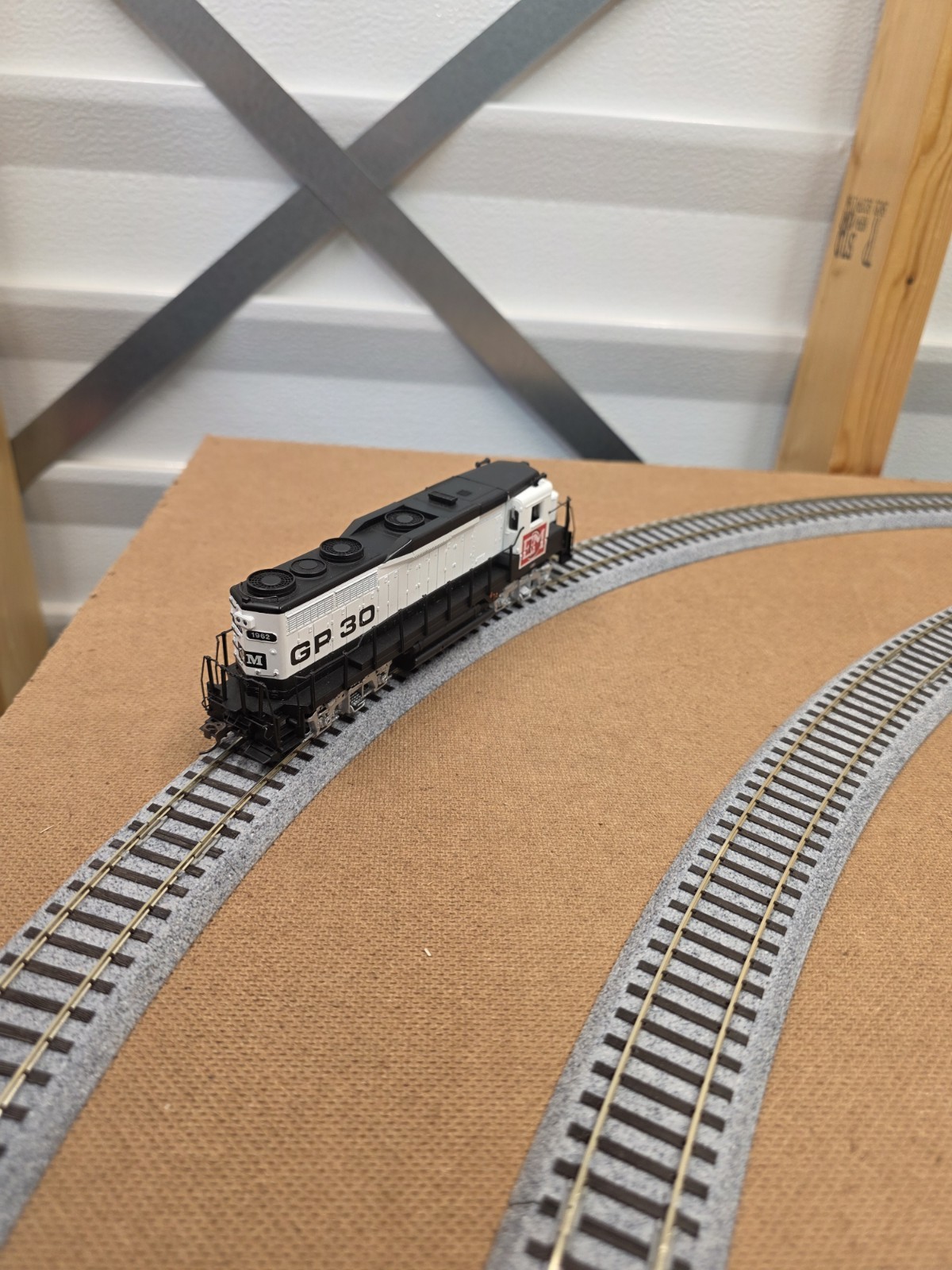 Bachmann Spectrum HO EMD GP30 General Mills #1962 Diesel Locomotive DC Analog