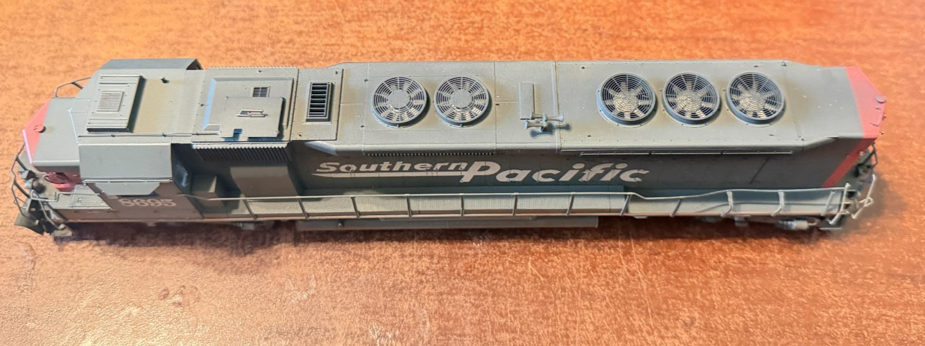 HO Athearn Genesis Southern Pacific SD40M-2 with DCC & Sound – Weathered