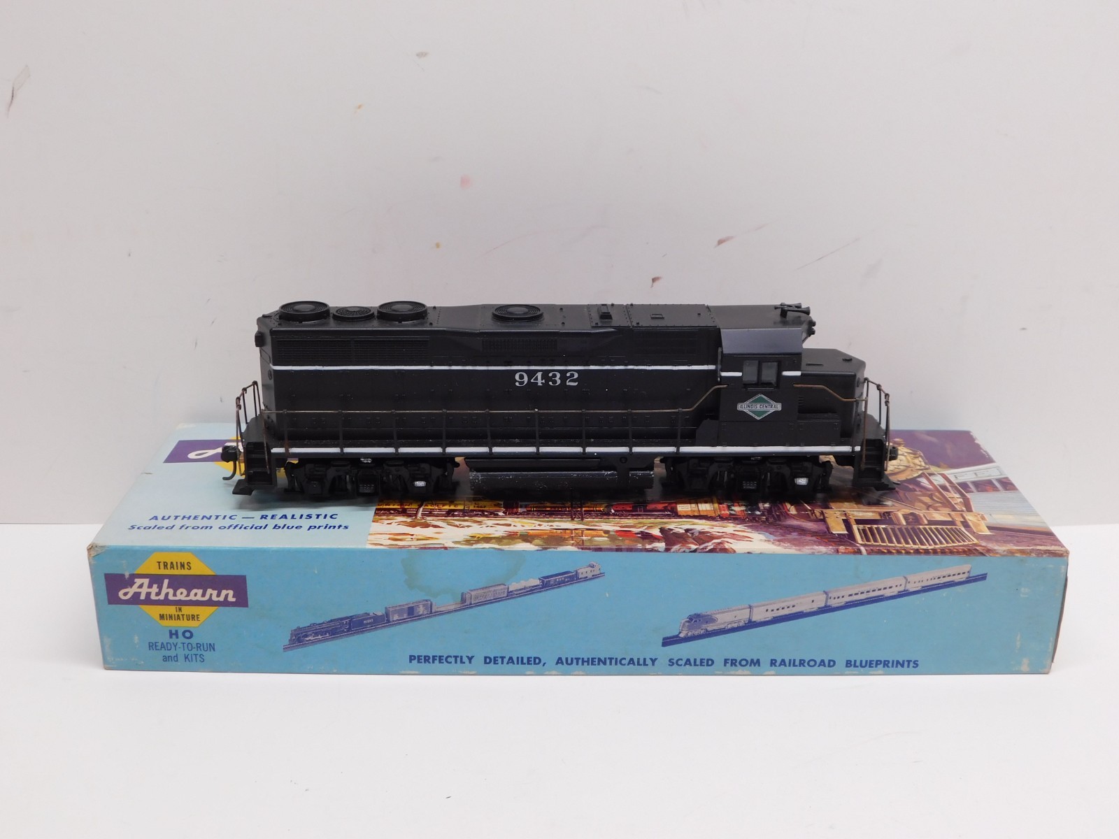 Athearn HO Blue Box Illinois Central GP35 Diesel Engine #9432-Unpowered Dummy