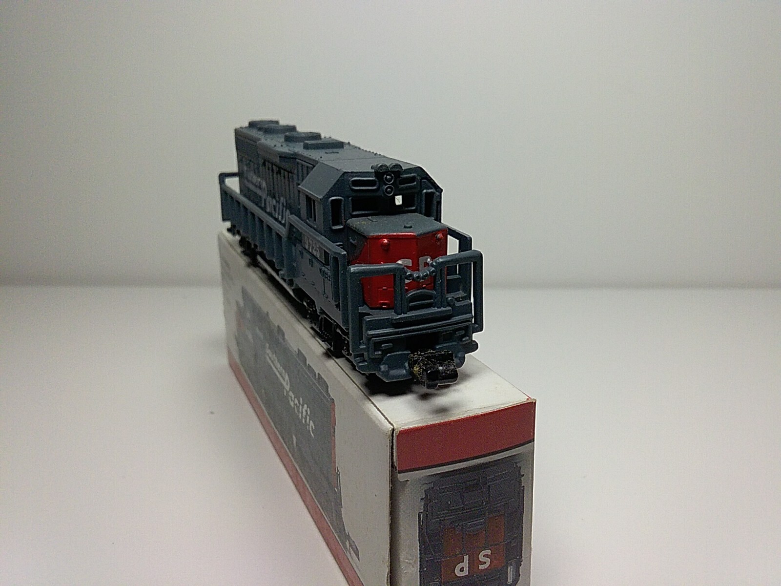 High Speed Metal Products Southern Pacific Diesel Locomotive #9725 Non-powered