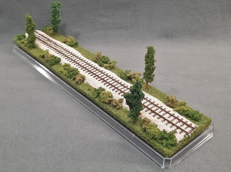HOn3 SCALE 16″ SINGLE TRACK- NARROW GAUGE- “SUMMER SCENE” DISPLAY CASE- FOR HOn3