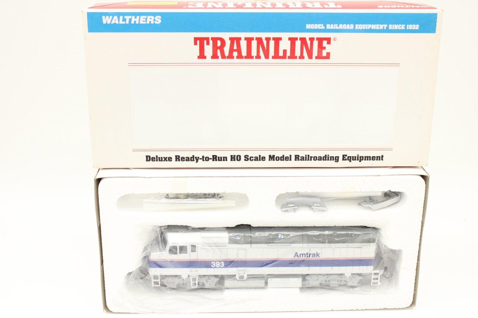 Walthers HO Scale Amtrak Ph. IV EMD F40PH Diesel Locomotive #393 931-323