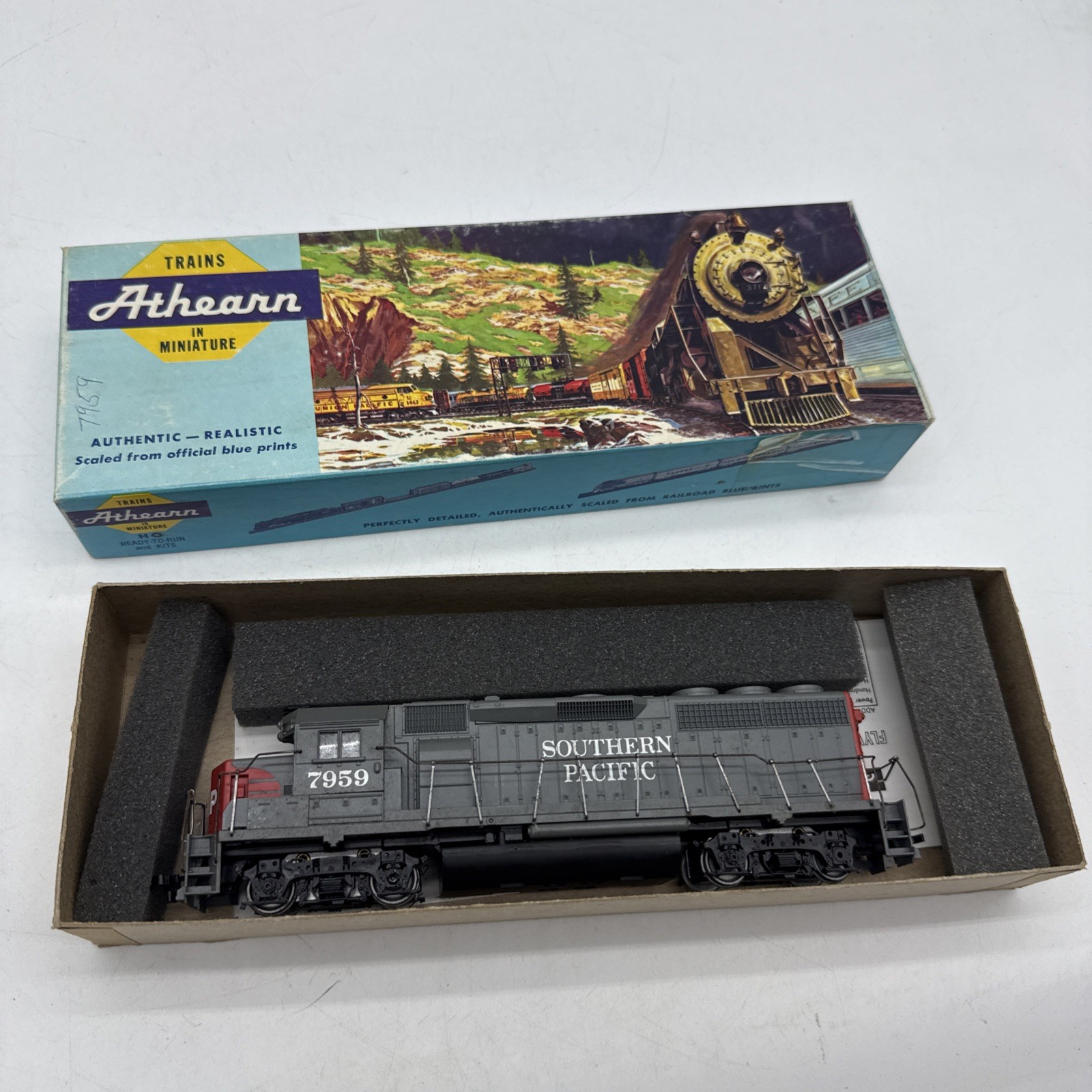Athearn HO EMD GP40-2 Locomotive Southern Pacific #7959 Powered Engine Train
