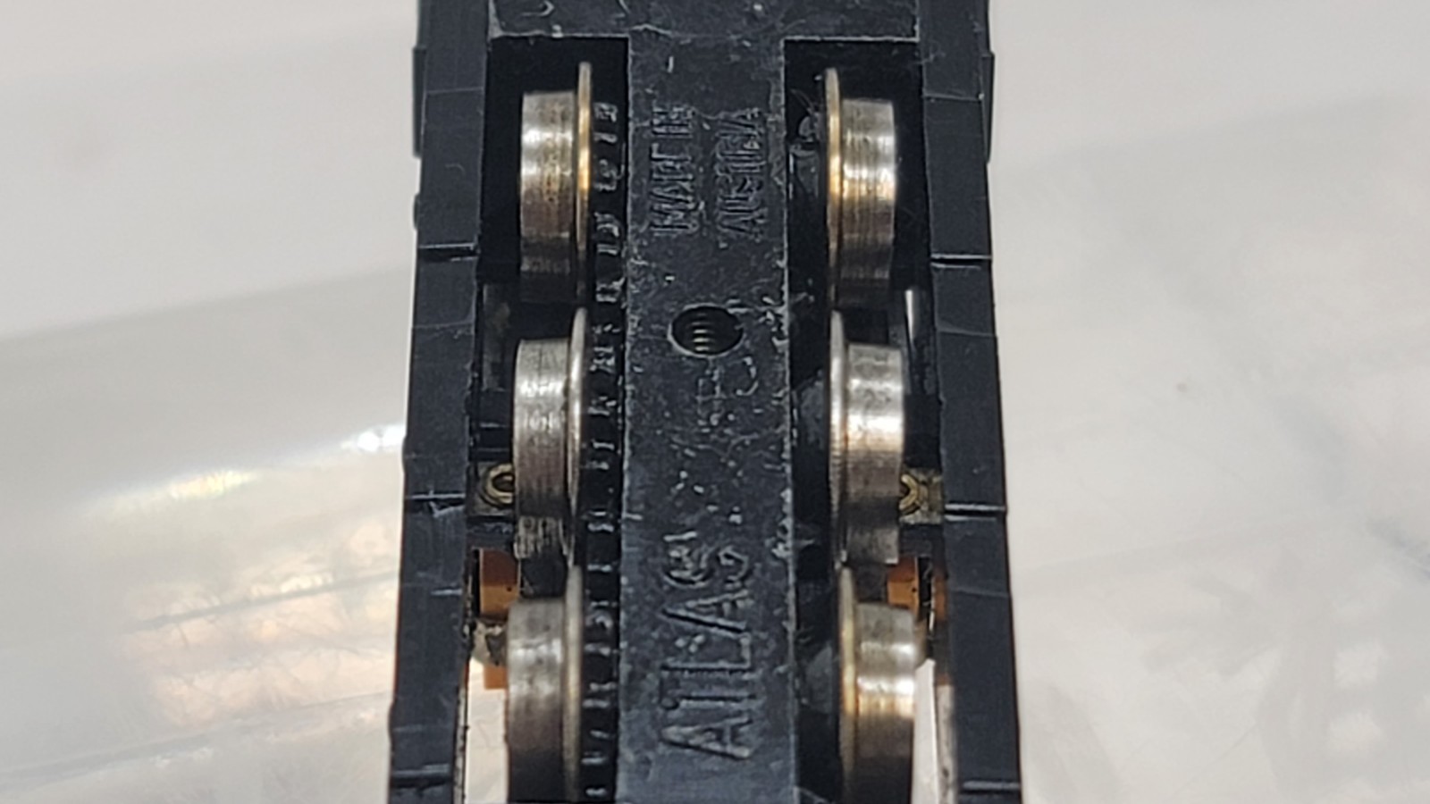 N Atlas 4025 Plymouth 0-6-0 SOO Line Switcher #25 (hesitates, gears slipping)