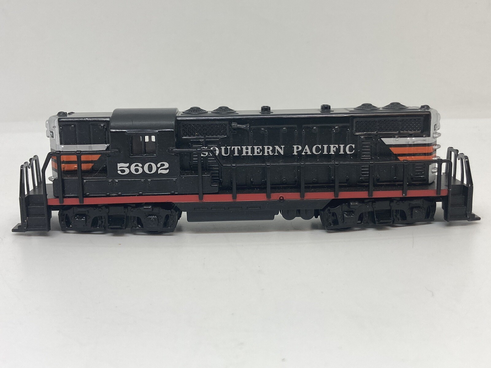 Lionel 5602 Southern Pacific GP-9 Unpowered Diesel LN/Box – TT Scale