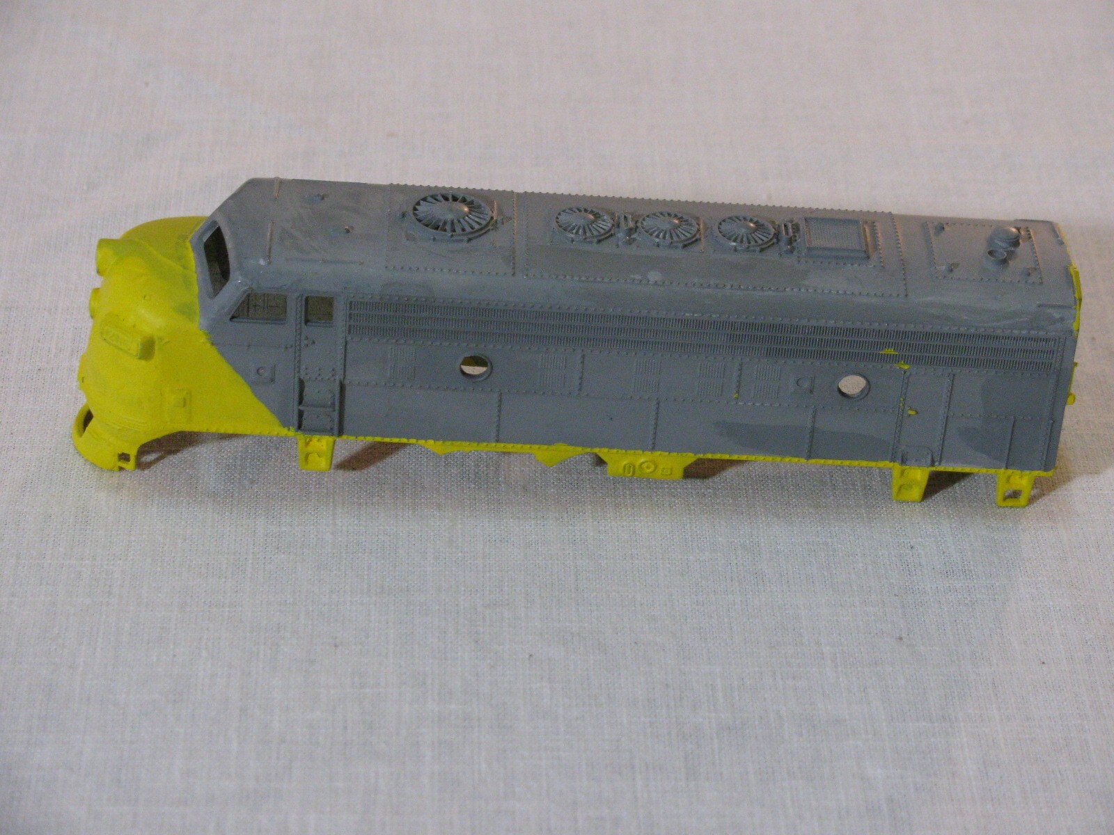 Vtg HO Scale Diesel Locomotive Shell ONLY,Unlettered No #,Yellow/Gray,Unmarked r