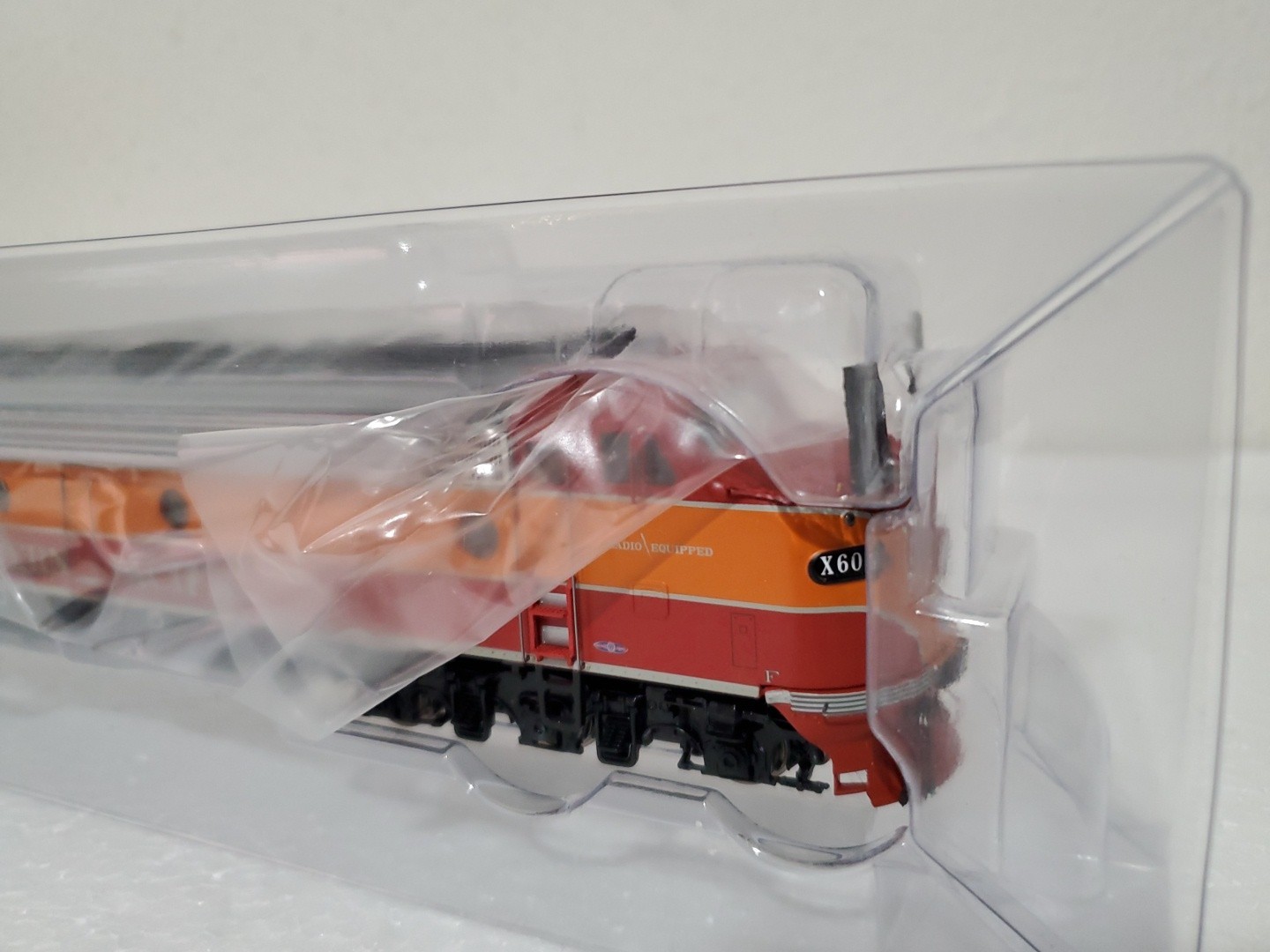 HO WALTHERS PROTO 920-48752 EMD E9A SOUTHERN PACIFIC SP # 6051 DCC READY