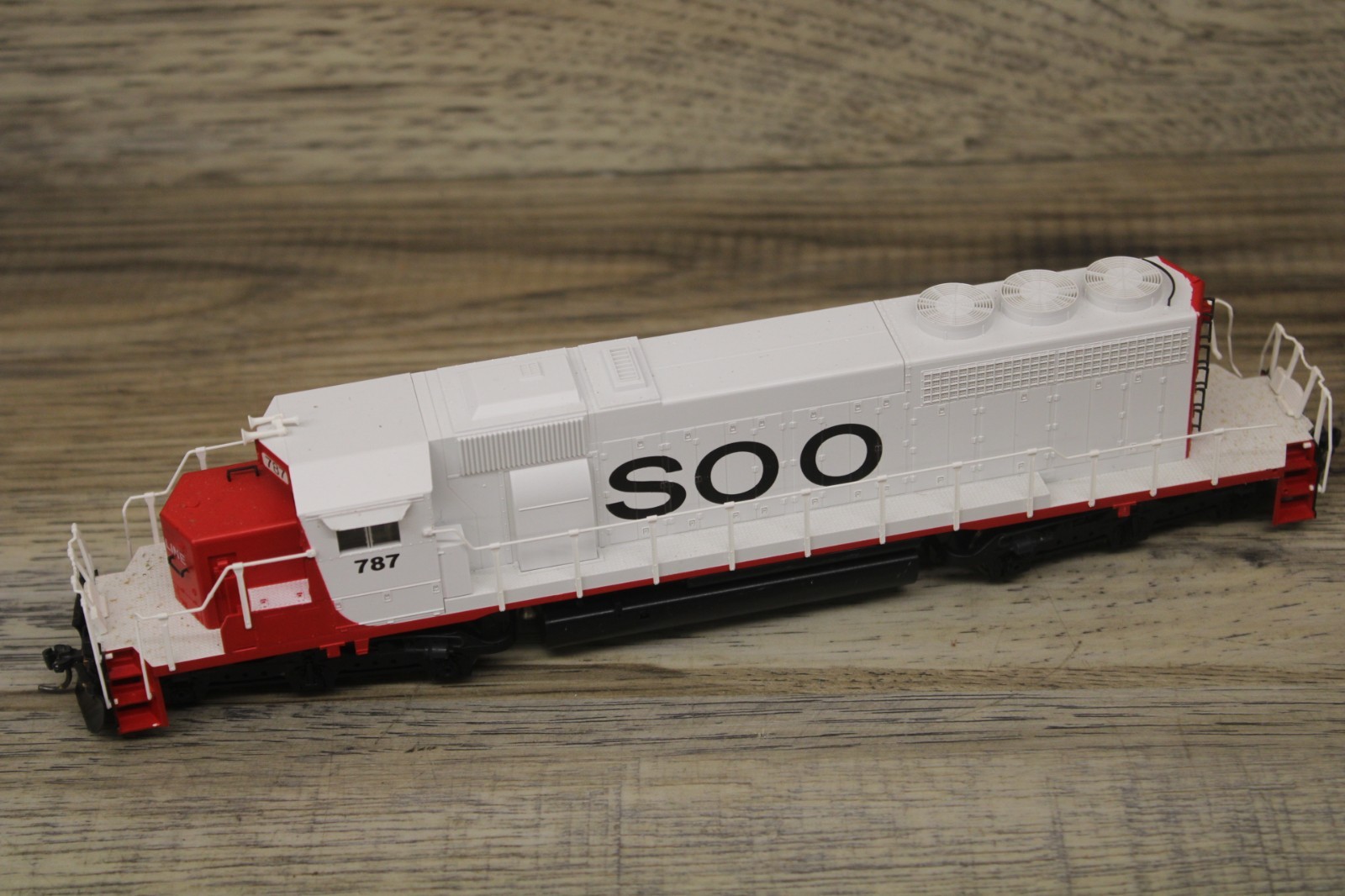 HO Kato SD40-2 Soo Line Locomotive #787 Model Train
