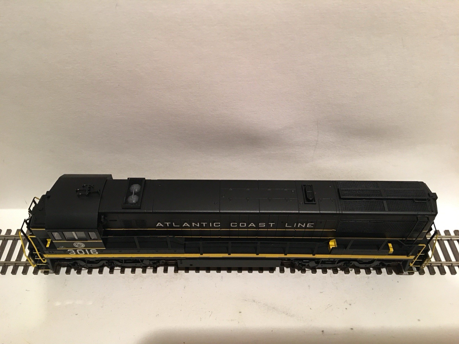 HO Rivarossi HR2538 Atlantic Coast Line GE U25C Diesel Locomotive ACL #3016