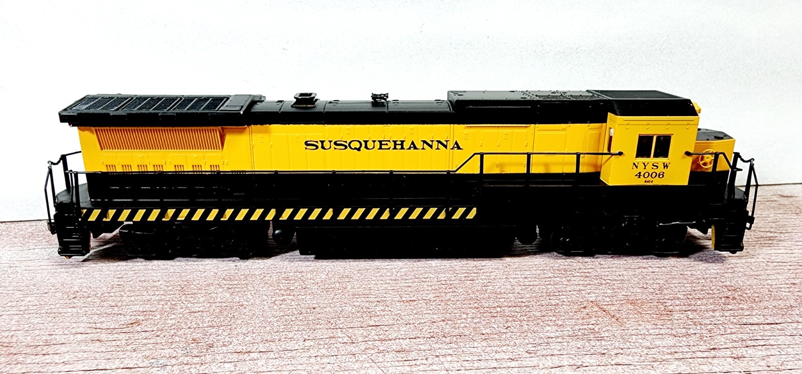 Walthers Trainline 931-174 New York Susquehanna RR GE Dash 8-40B 4006 Powered HO