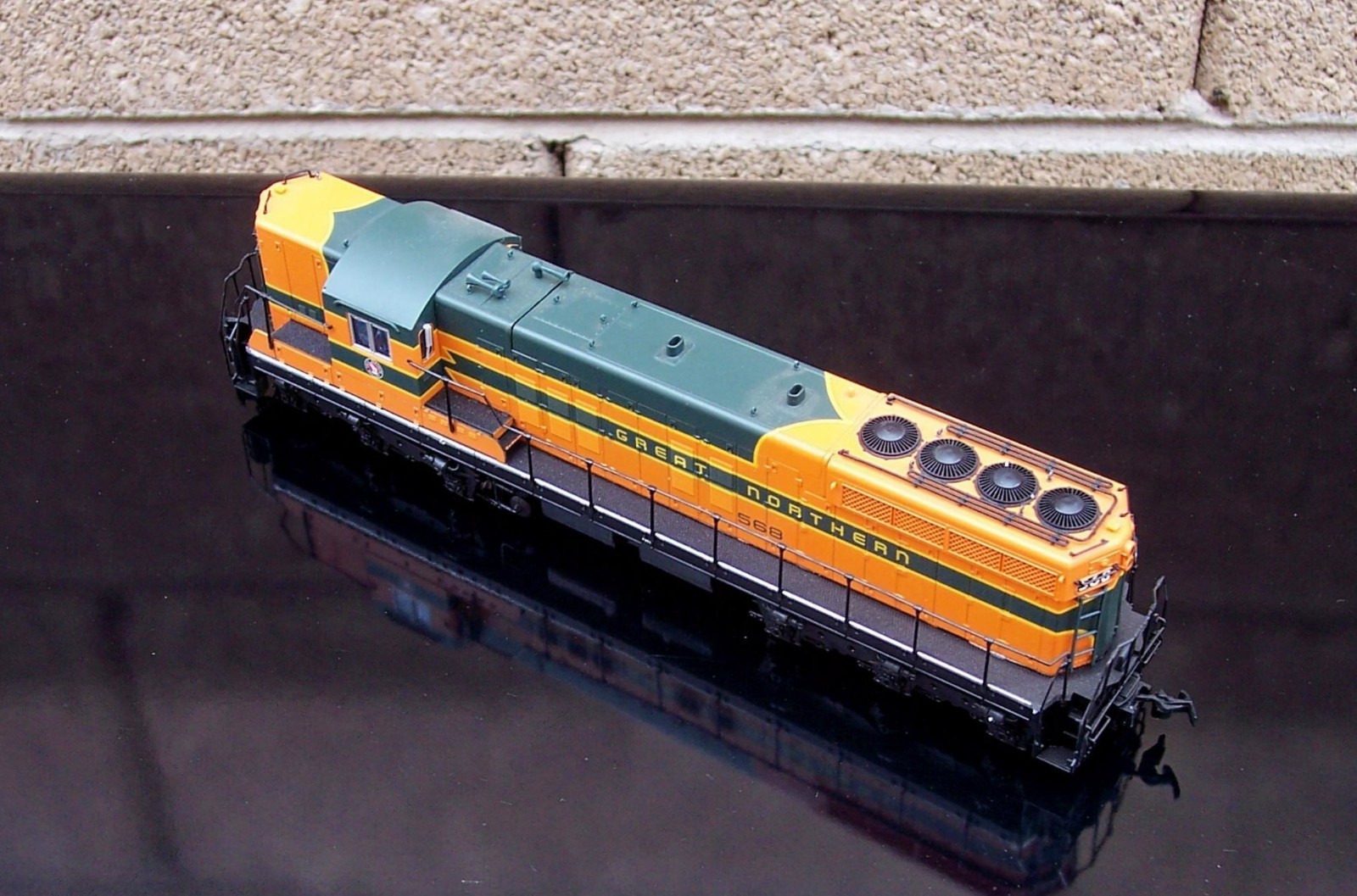 Great Northern Railway Railroad SD-7 Powered Locomotive #568 HO Scale