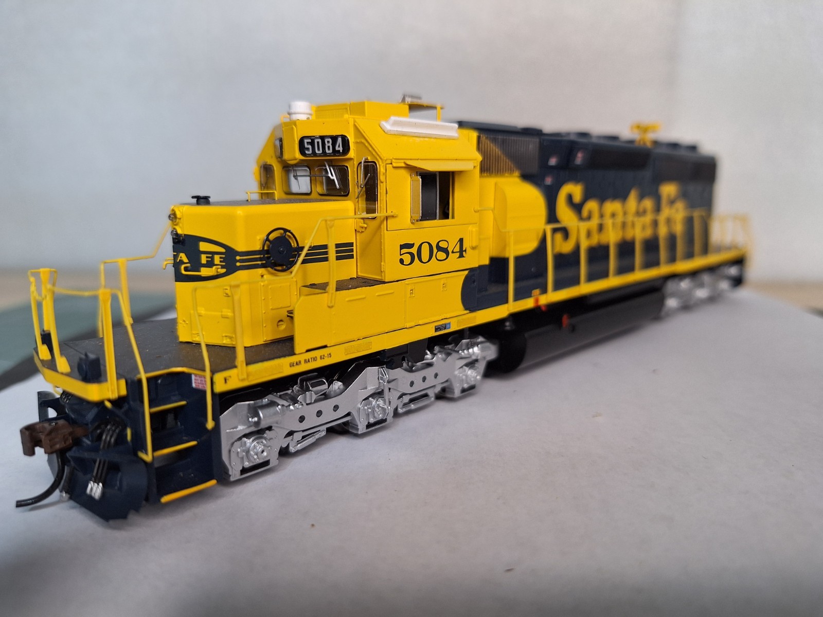 Athearn HO-Scale SD-40-2 ATSF #5084