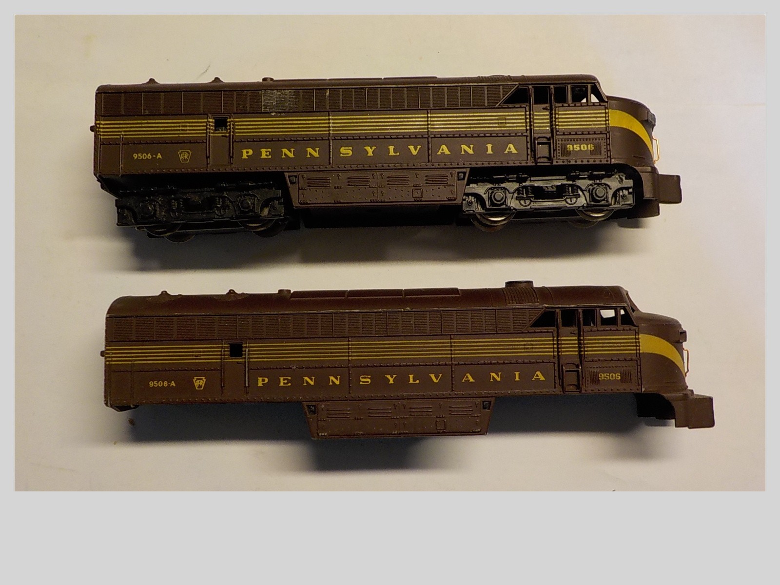 HO Lot Of 2 Vintage AHM Tempo Diesel Locomotive Pennsylvania 9506-A 1 Is A Shell