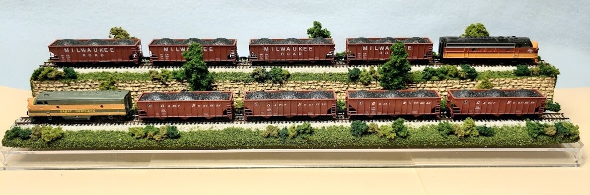 Z SCALE 16″ 2-LEVEL TRACK -SUMMER SCENE-DISPLAY CASE-FOR ANY Z TRAIN