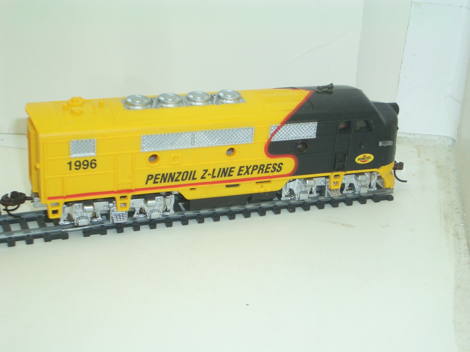 HO IHC F-3 LOCOMOTIVE PENNZOIL Z-LINE EXPRESS LOCOMOTIVE # 1996 F-3 IHC