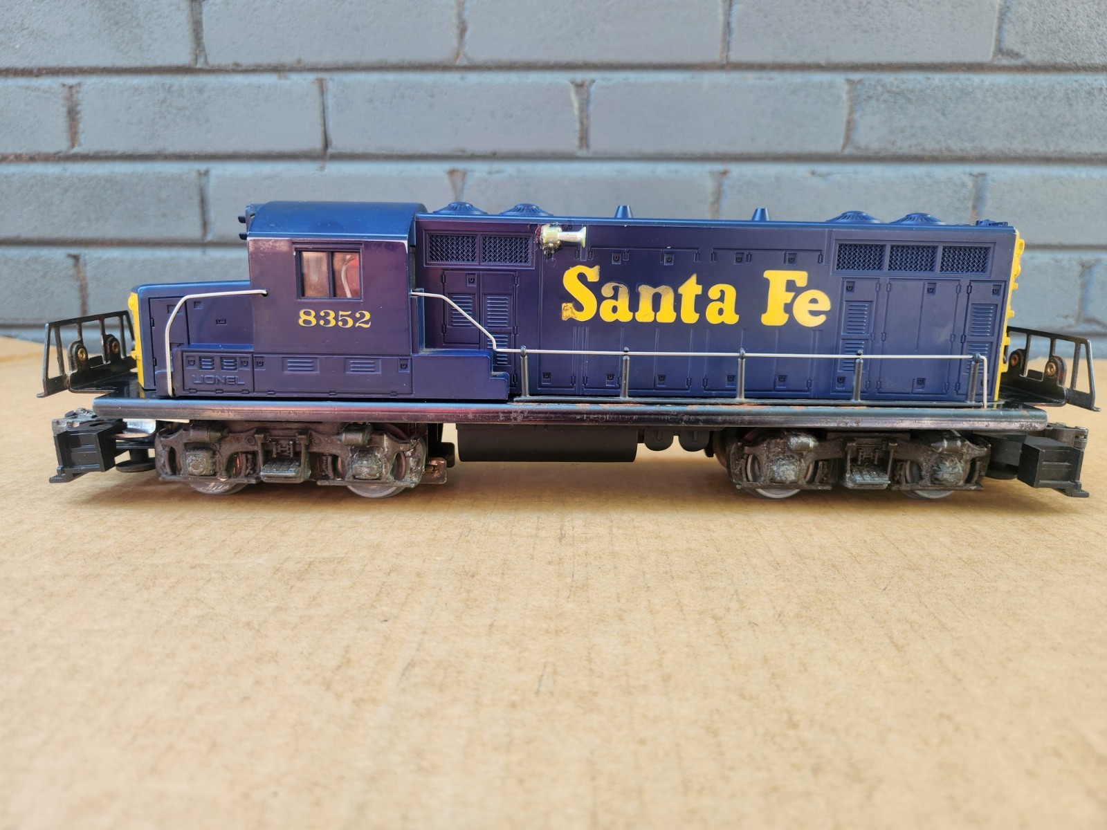 Lionel 8352 Santa Fe GP7 Powered Diesel Switcher Locomotive & 9163 AT&SF Caboose