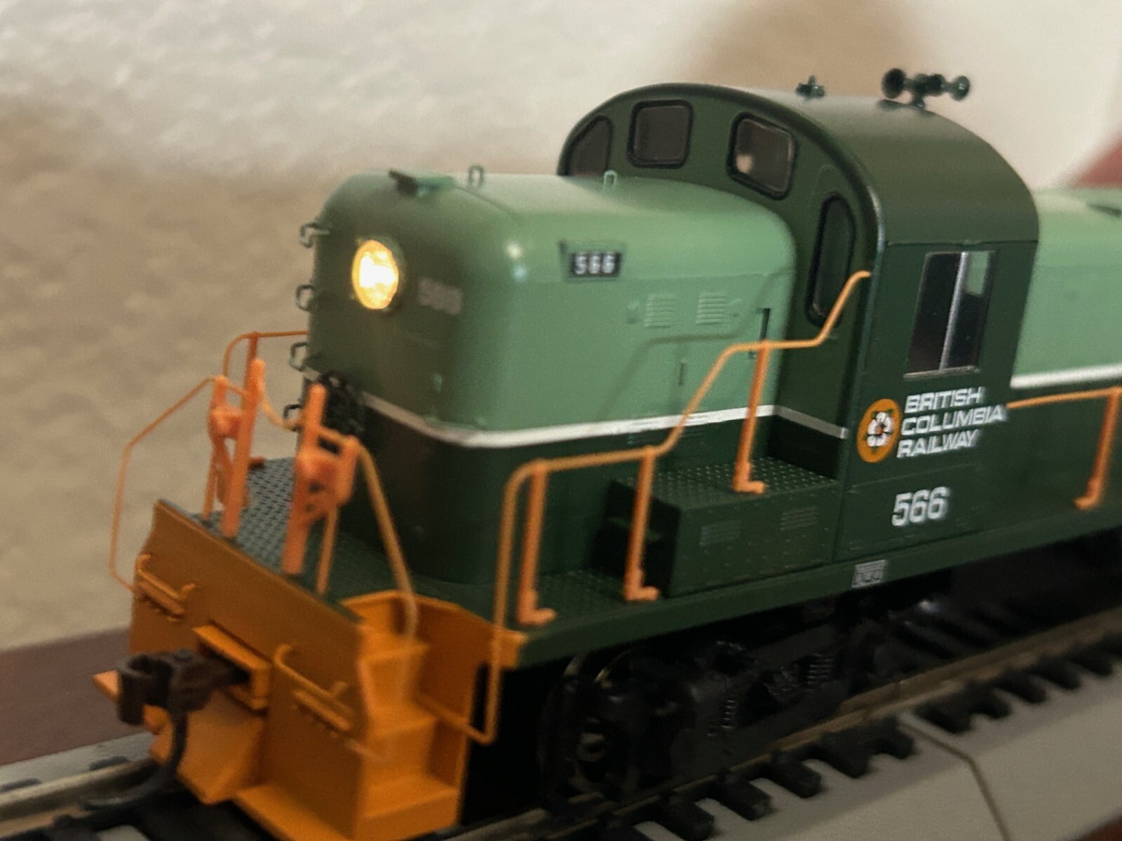 BRITISH COLUMBIA RR – ALCO RS3 ROAD SWITCHER LOCO DC/DCC Ready HO Scale NEW OOP
