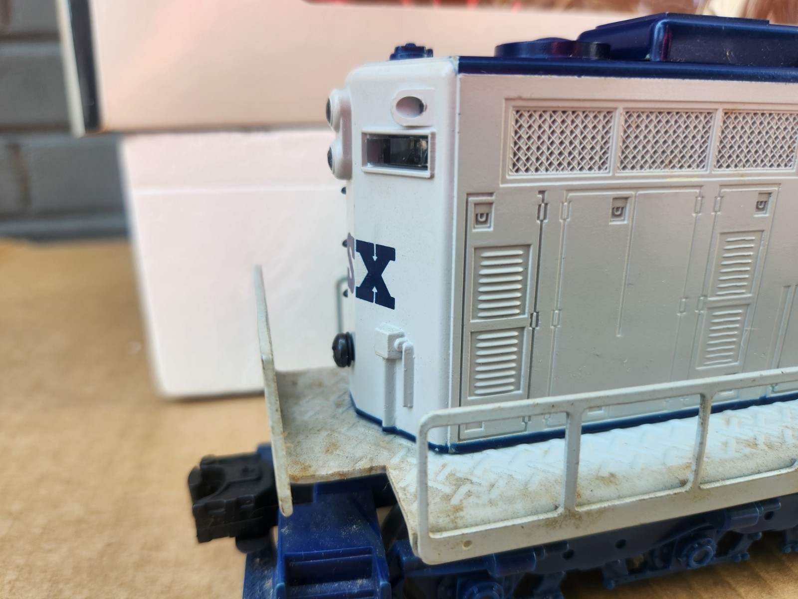 Lionel 6-18810 CSX SD18 Diesel Switcher Locomotive #8810 w/Horn & Original Box