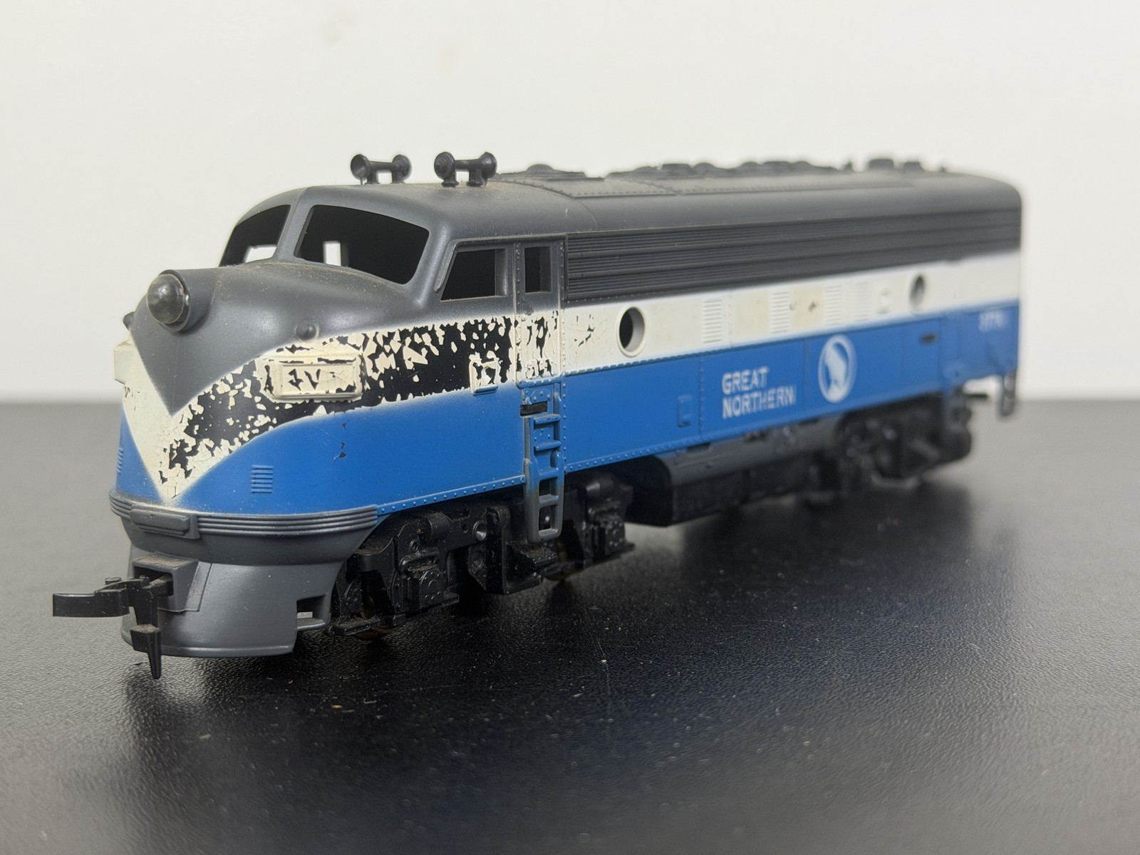 HO Scale Great Northern 377A F-Unit Diesel Locomotive Blue White Gray Vintage
