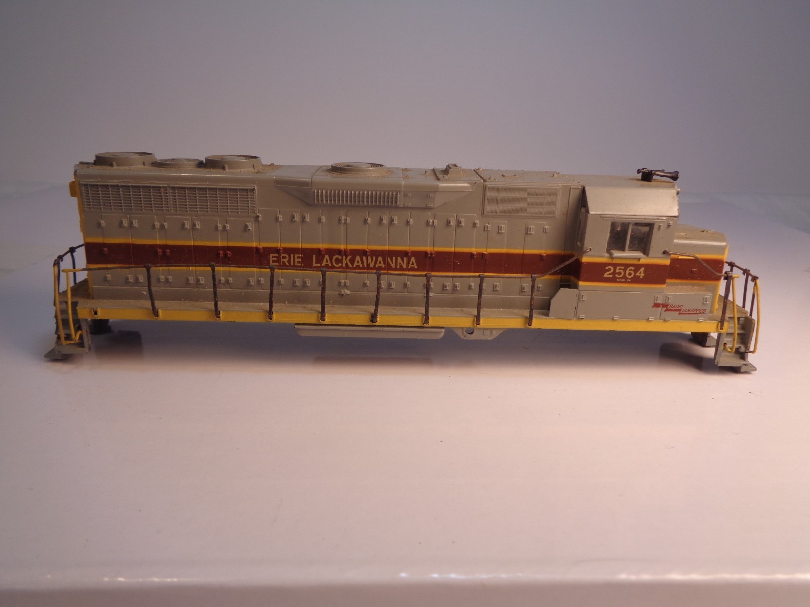 HO Scale Athearn Erie Lackawanna GP35 Diesel Engine #2564 SHELL ONLY