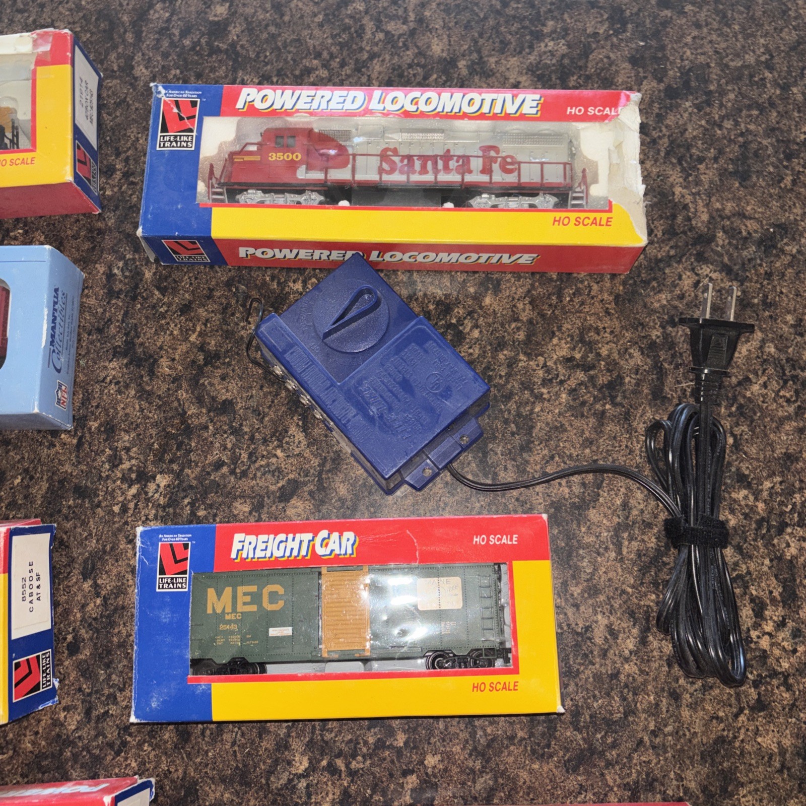Life Like Trains HO Scale Electric Locomotive freight Car Caboose LOT￼