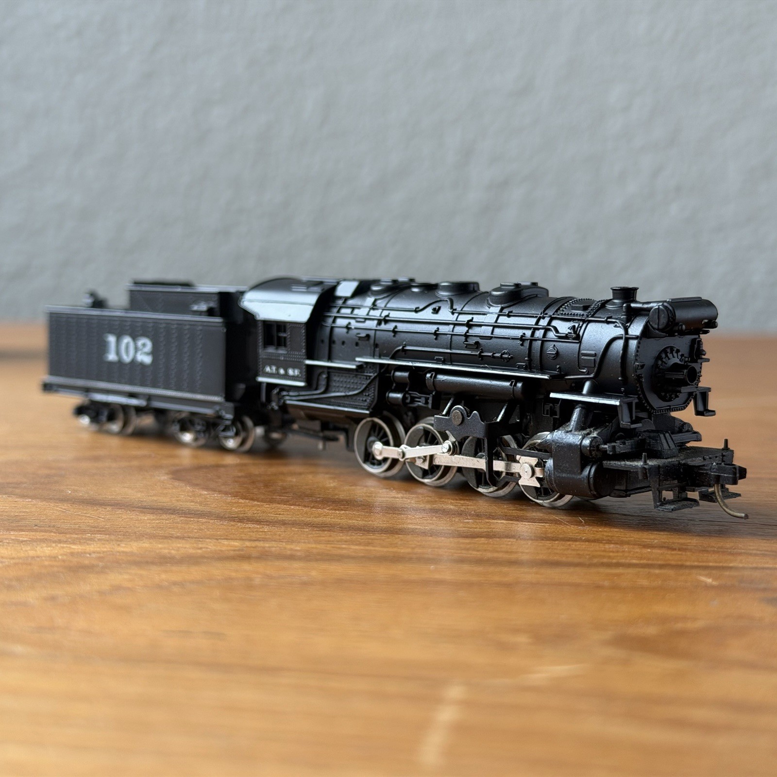 Atlas N Gauge 0-8-0 2111 AT&SF Steam Locomotive Train Engine 102 Tender W/ Case