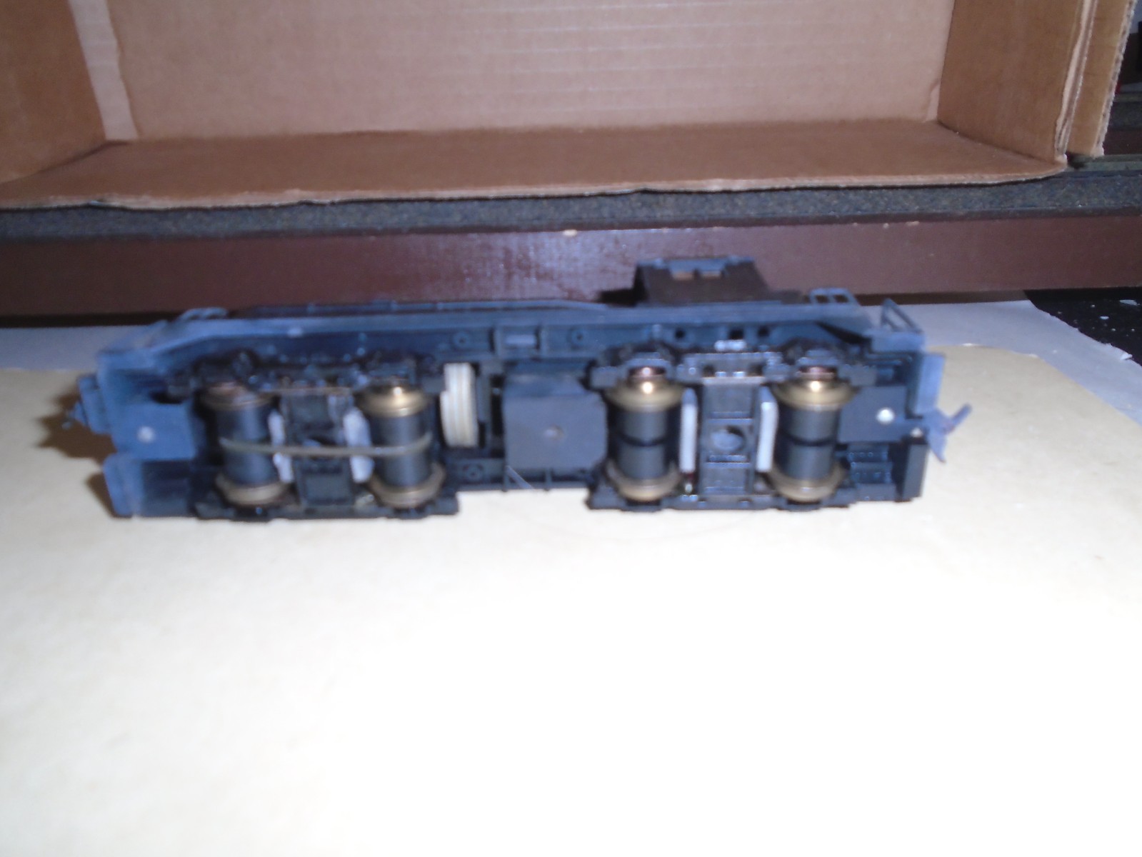 LINDBERG EMD SW-600 DIESEL LOCOMOTIVE – UNDECORATED (RUNS) HO
