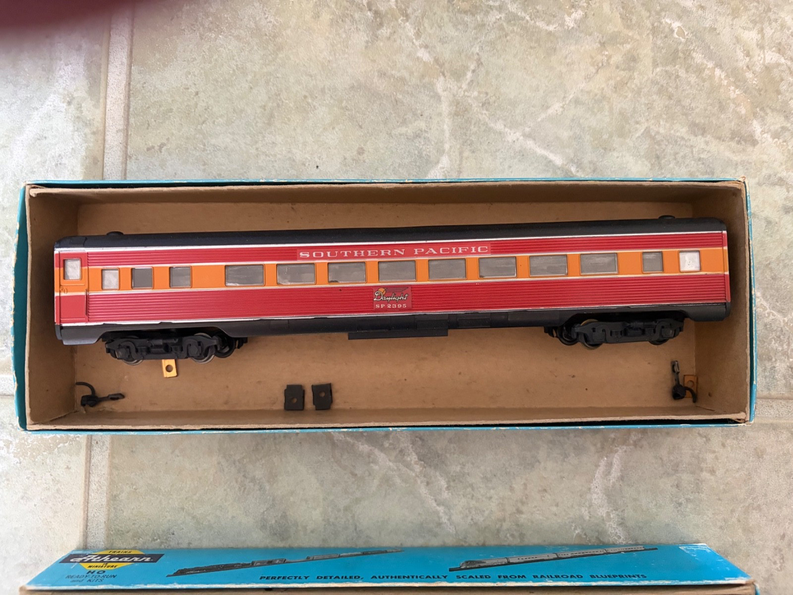 Vintage Southern Pacific HO Diesel Locomotive & Passenger Car Set