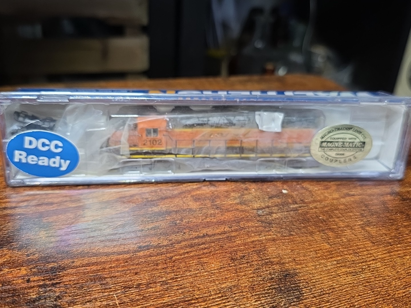 Walthers N 929-50301 EMD GP38-2 BNSF 2102 DCC READY