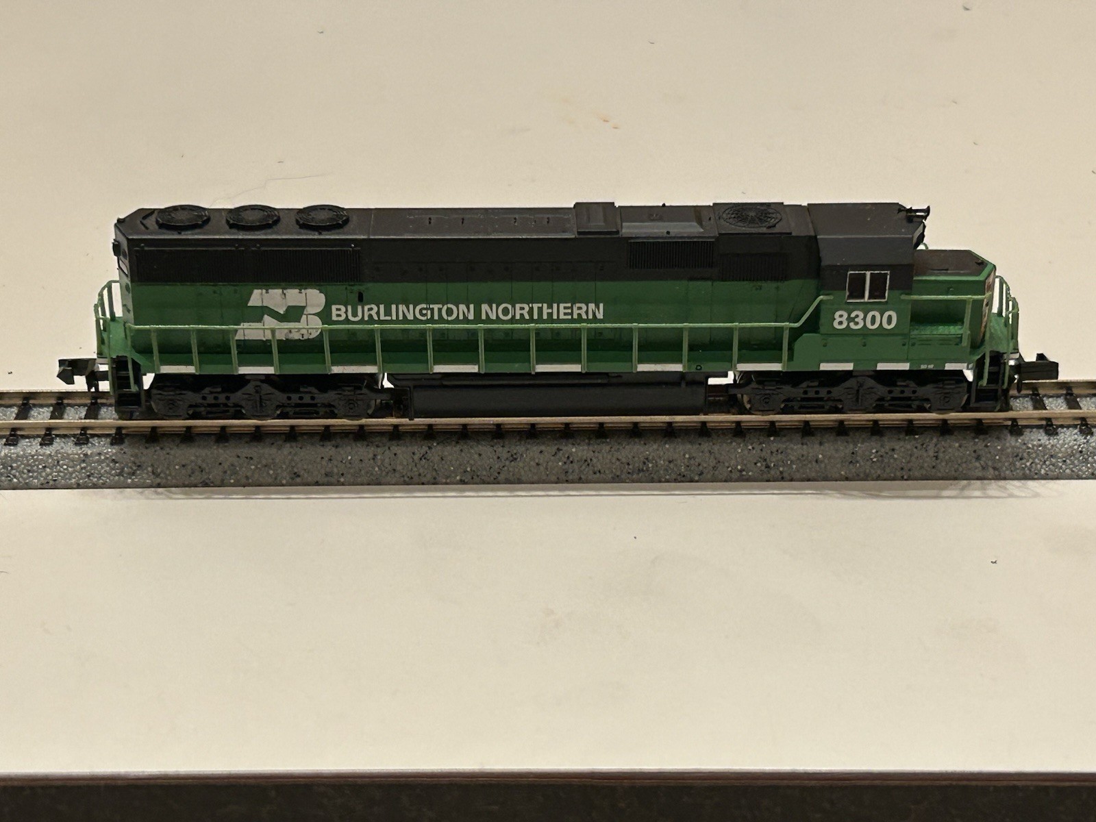 Atlas N Scale Diesel Locomotive Burlington Northern SD-60 8300 – Nice