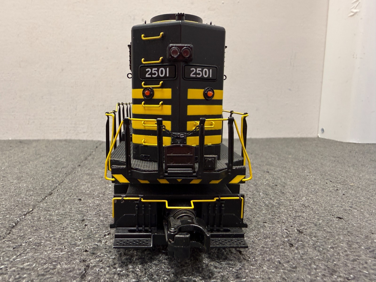 MTH O Gauge 20-21550-1 Alaska 2501 GP35 Low Hood Diesel Loco w/PS-3 & OB – EC