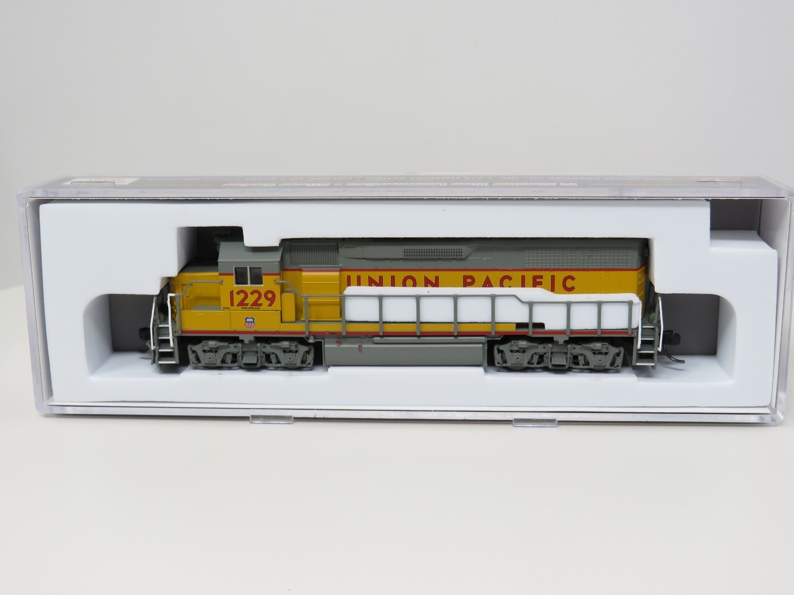 Atlas N 40005909 Union Pacific Railroad UP #1229 EMD GP39-2 Diesel Locomotive
