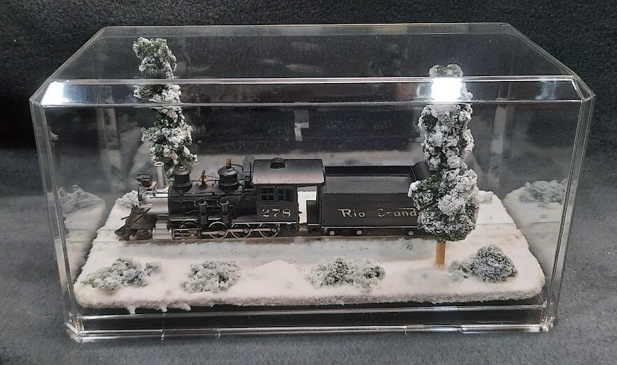 HOn3 SCALE 9″ SINGLE TRACK DISPLAY CASE – WINTER SCENE- FOR ANY HOn3 TRAIN
